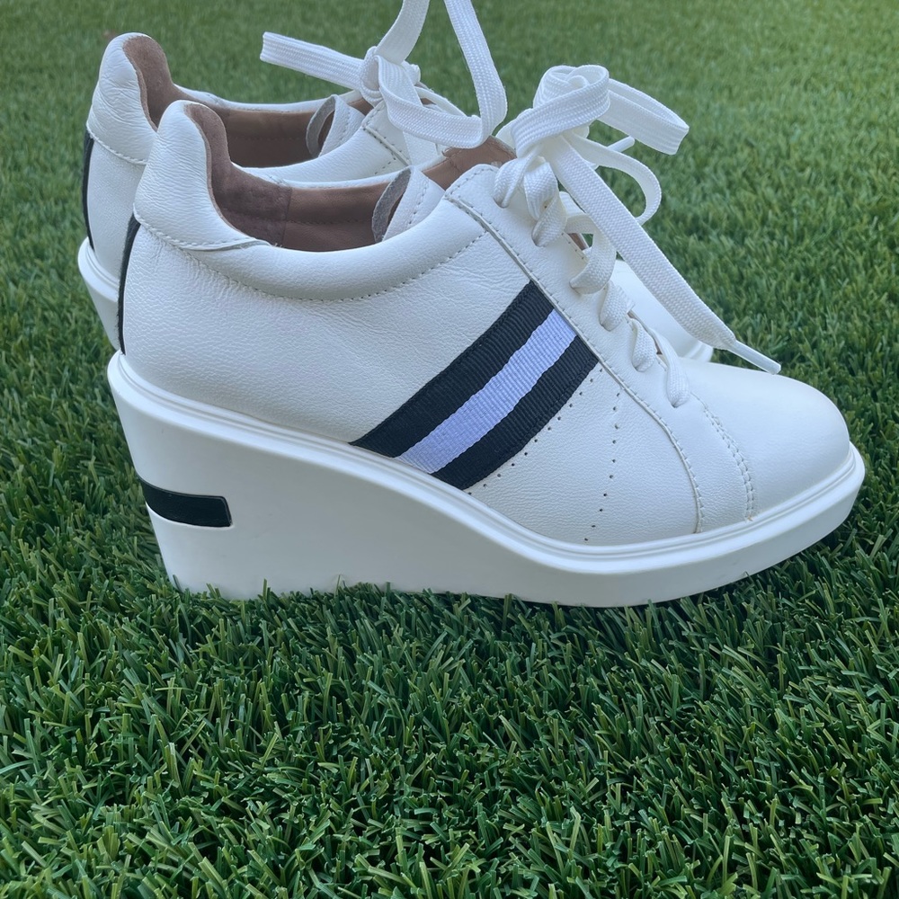 KANDIS WEDGE SNEAKER IN WINTER WHITE TUMBLED LEATHER